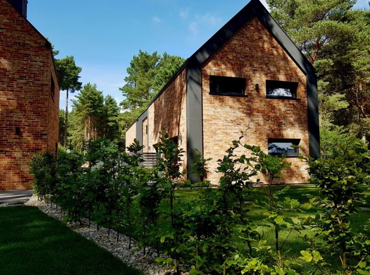 ENKLAVA  Enklava - nowy, całoroczny obiekt w zalesionej części Dębek! Tylko 4 apartamenty.