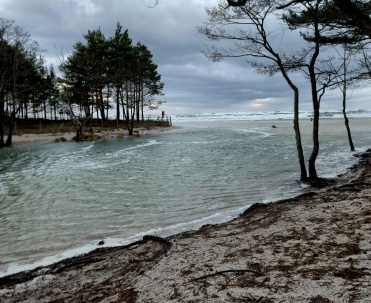 Piaśnica wylewa &ndash; Bałtyk zalewa plażę w Dębkach