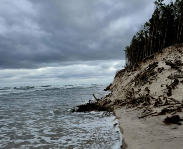 Sztorm zalał plażę w Dębkach