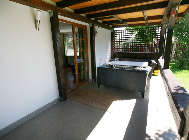 Lila Wrzos Taras ze sk&oacute;rzanymi kanapami?v=1.0