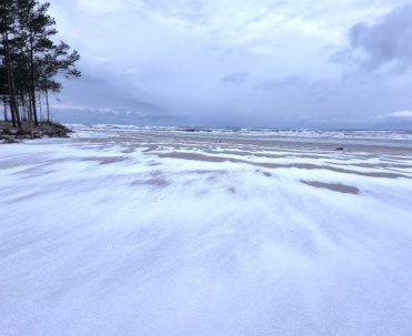 Dębki &ndash; śnieg, plaża i morze zimą