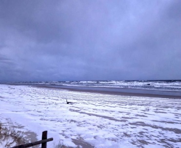 Dębki zimą &ndash; plaża i zimowe fale